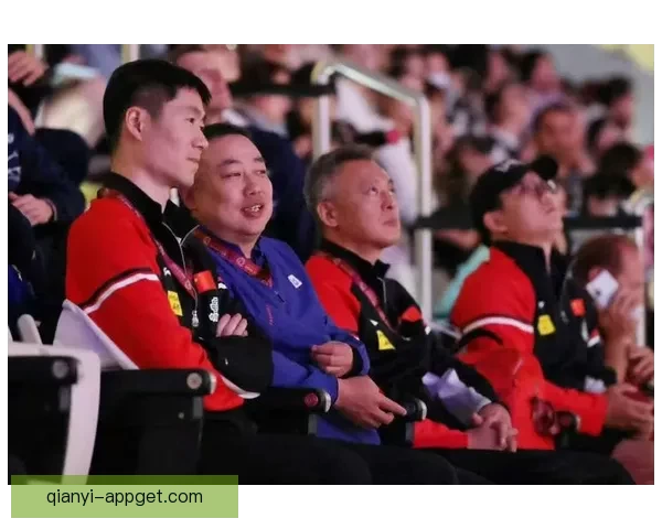 国乒回国喜迎热情接待王励勤握手梁靖崑王皓笑容满面